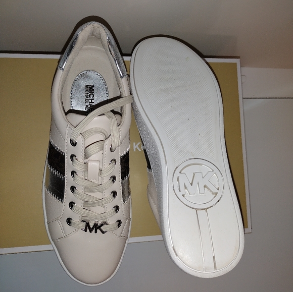 Michael Kors size 7 women's shoe - Picture 7 of 11